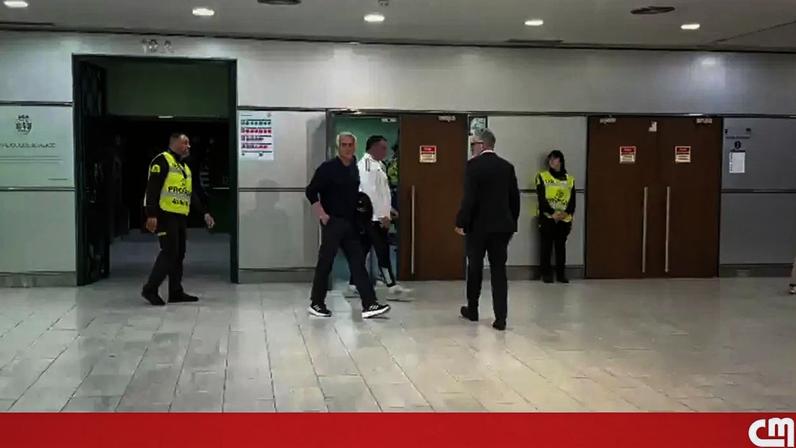 Mourinho reage a insultos no Hall VIP de Alvalade