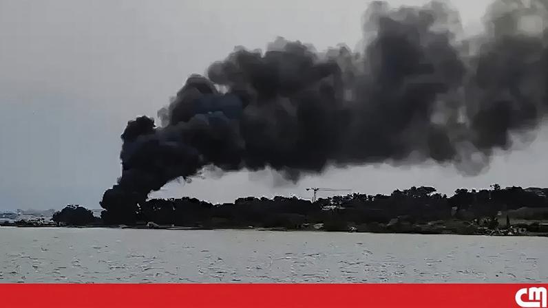 Incêndio destrói materiais de pesca em viveiro de ostras em Lagos