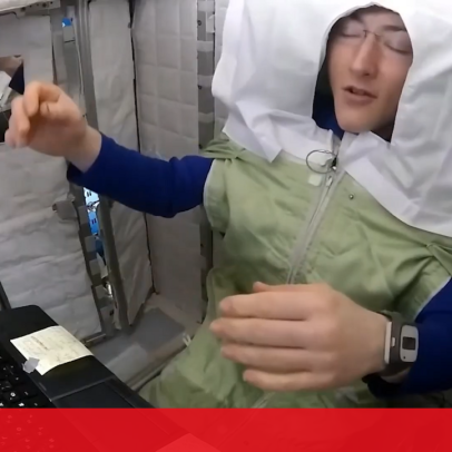 Christina Koch explica como dormem os astronautas no espaço