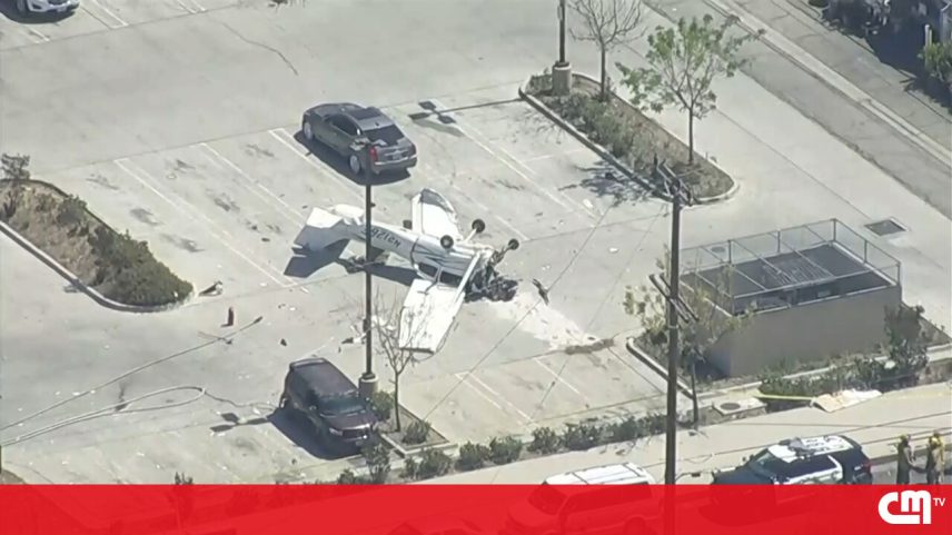Avioneta despenha-se em parque de estacionamento em Los Angeles