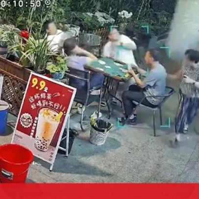 Mulher escapa por pouco da queda de ar condicionado de prédio na China