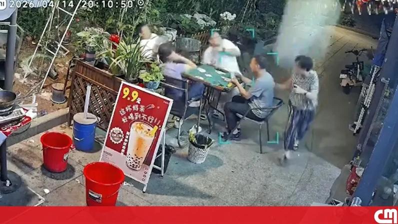 Mulher escapa por pouco da queda de ar condicionado de prédio na China