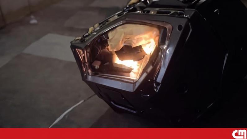 Carro explode e multidão foge durante concentração ilegal em Chicago