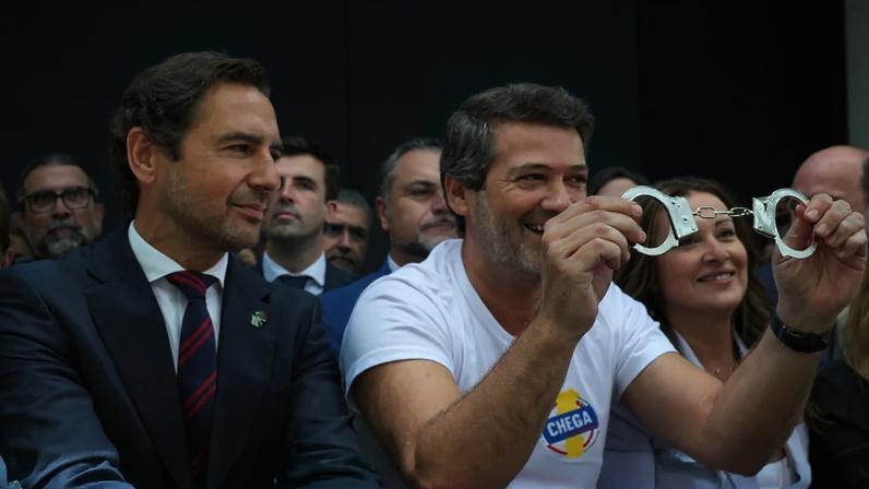 Algemas associadas a André Ventura disponíveis em sex shops