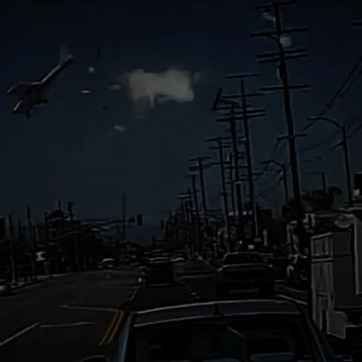 Avioneta embate em poste de alta tensão e cai em Los Angeles