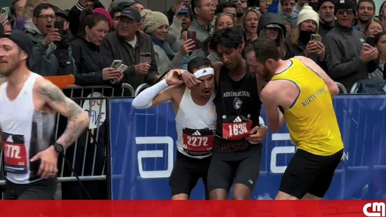 Atleta cai exausto perto da meta na Maratona de Boston e colegas ajudam-no