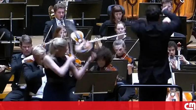 Violino de 1 milhão de euros cai no palco após toque acidental do maestro