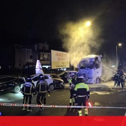 Camião despista-se, colisiona com cinco viaturas e incendia-se em Barcelos