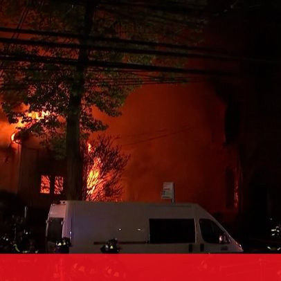 Incêndio de grandes dimensões atinge igreja centenária em Nova Iorque