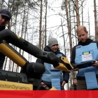 Príncipe Harry testa tecnologia de desminagem durante visita a Bucha