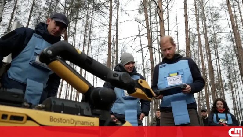 Príncipe Harry testa tecnologia de desminagem durante visita a Bucha