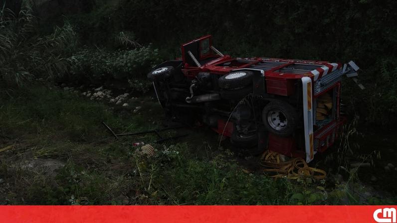 Camião dos Bombeiros de Arruda dos Vinhos cai a curso de água após combater incêndio provocado por explosão