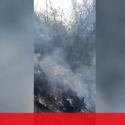 Imagens mostram destroços de avião após queda no Sudão do Sul com 14 mortos
