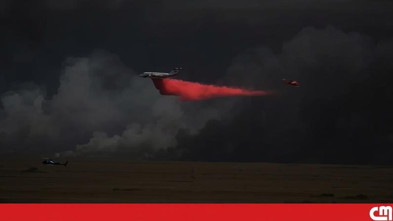 Incêndio de mato atinge zona residencial no noroeste de Miami-Dade