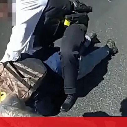 Imagens de bodycam mostram a imobilização de suspeito após esfaquear dois judeus