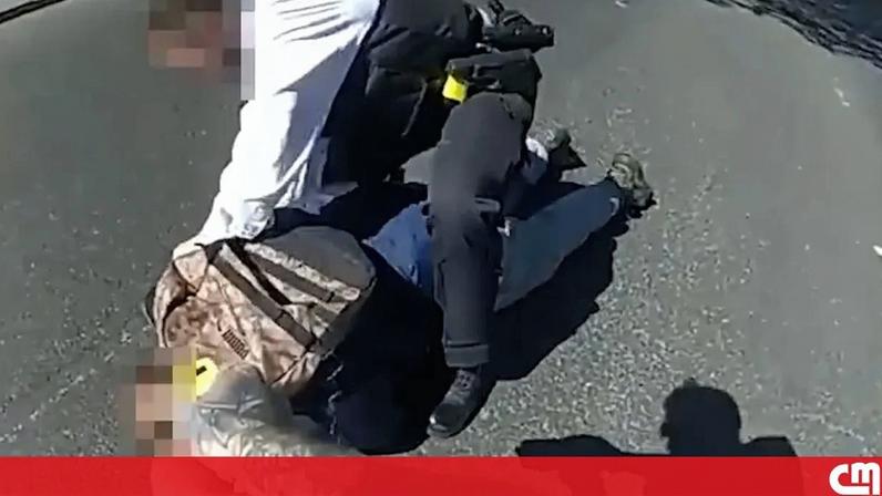 Imagens de bodycam mostram a imobilização de suspeito após esfaquear dois judeus