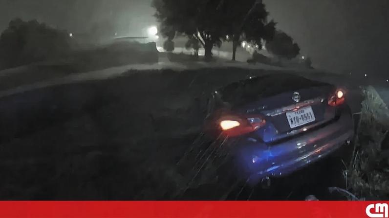 Polícias salvam mulher e crianças de cheias no Texas