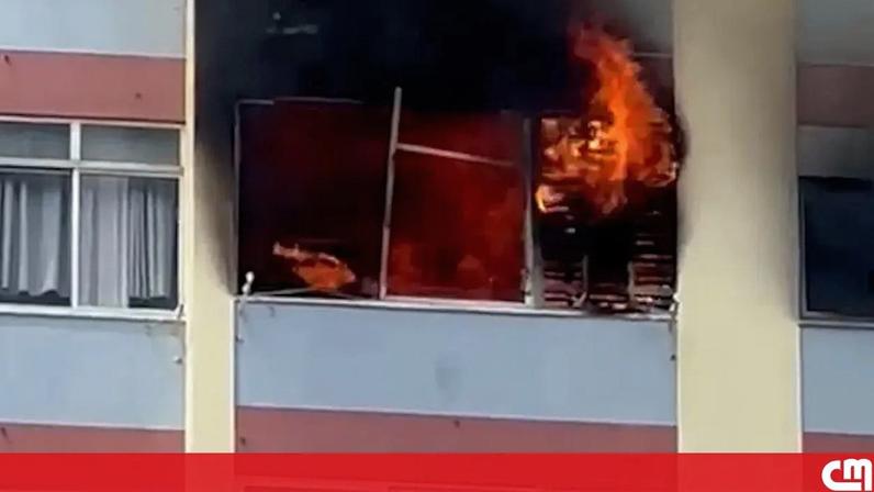 Incêndio atinge prédio na Amadora; imagens mostram fogo