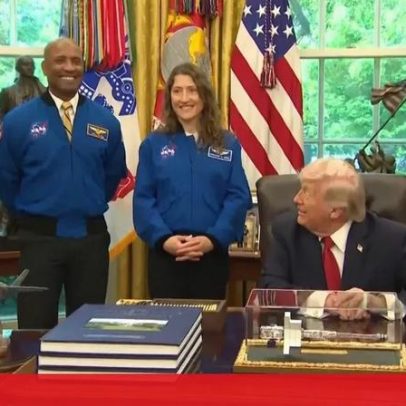 Trump brinca com possível ida à Lua durante visita de astronautas à Casa Branca
