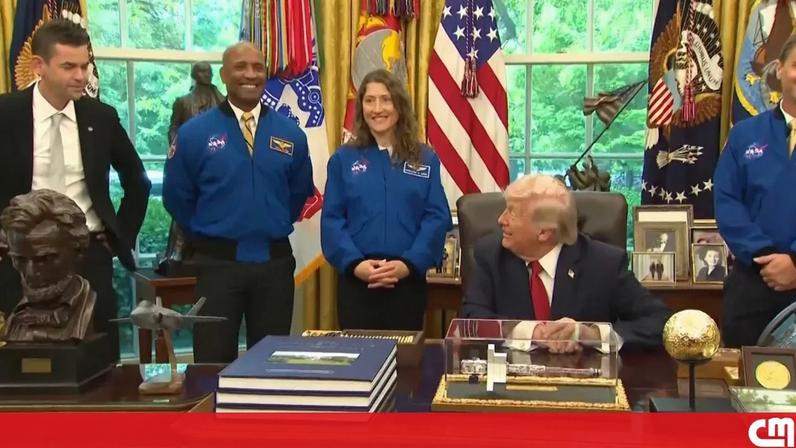 Trump brinca com possível ida à Lua durante visita de astronautas à Casa Branca