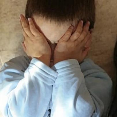 Menino de 9 anos viveu mais de um ano em carrinha em França, pai detido