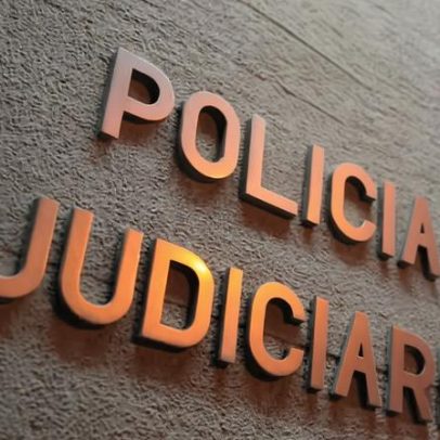Sob efeito de droga sintética, esfaqueia a primeira pessoa que encontra na rua