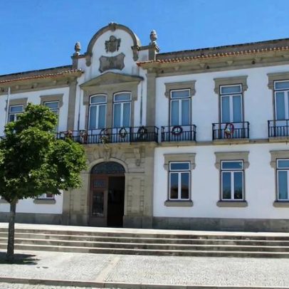 Primeira de 51 famílias recebe casa renovada em Vila Nova de Cerveira