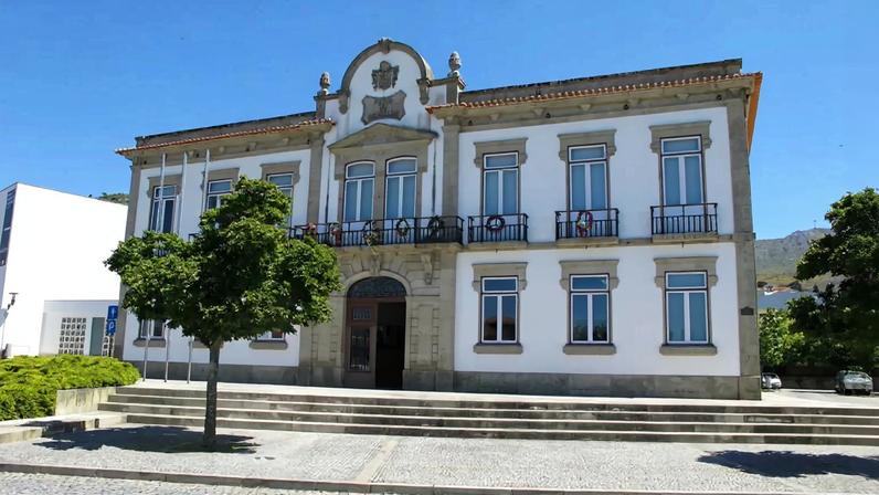 Primeira de 51 famílias recebe casa renovada em Vila Nova de Cerveira