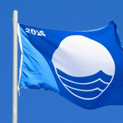 Praias com dificuldade em repor areal ganham exceção para hastear Bandeira Azul