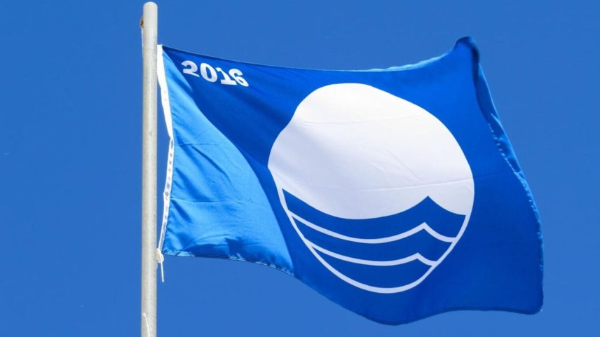 Praias com dificuldade em repor areal ganham exceção para hastear Bandeira Azul