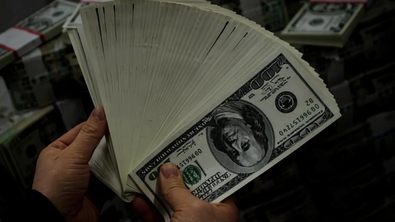 Confiança dos consumidores nos EUA cai para mínimos históricos em abril