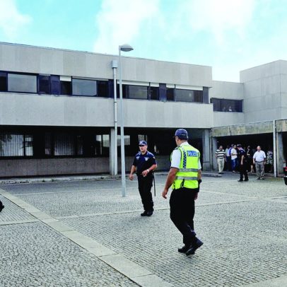 Homem diz à polícia que queria dar dois tiros às pernas de uma mulher