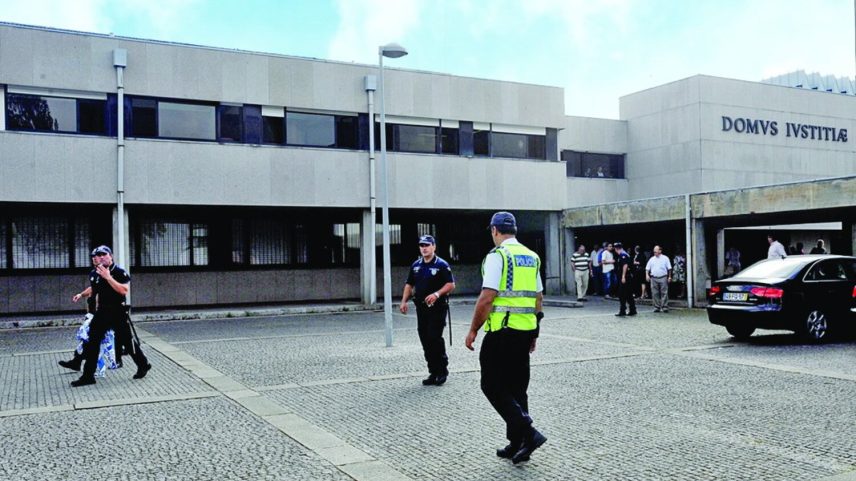 Homem diz à polícia que queria dar dois tiros às pernas de uma mulher