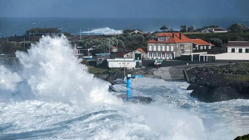 Açores sob avisos laranja e amarelo por agitação marítima e vento