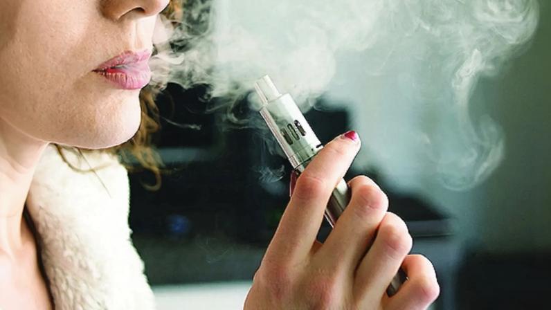 Hong Kong aplica multa ou prisão por posse ou consumo de cigarros eletrónicos