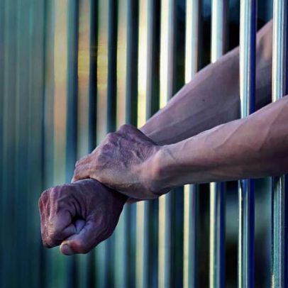 Suspeito de esfaquear a avó e aterrorizar a família fica preso