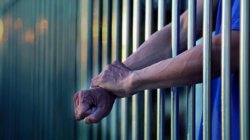 Suspeito de esfaquear a avó e aterrorizar a família fica preso