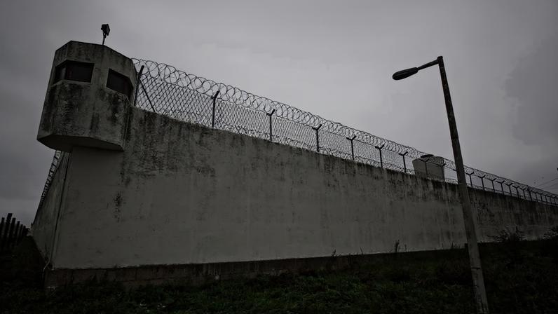 Traficantes oferecem mil euros e droga a preso com saídas precárias