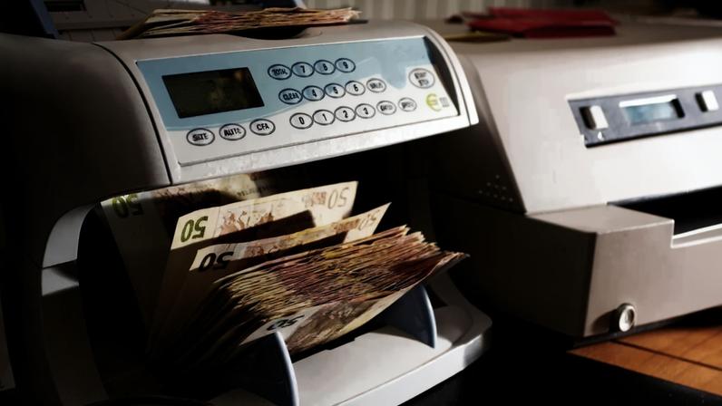 França corta despesa pública em 6 mil milhões para compensar custos da guerra