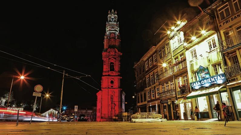 Relógio da Torre dos Clérigos, no Porto, permanece parado há dias