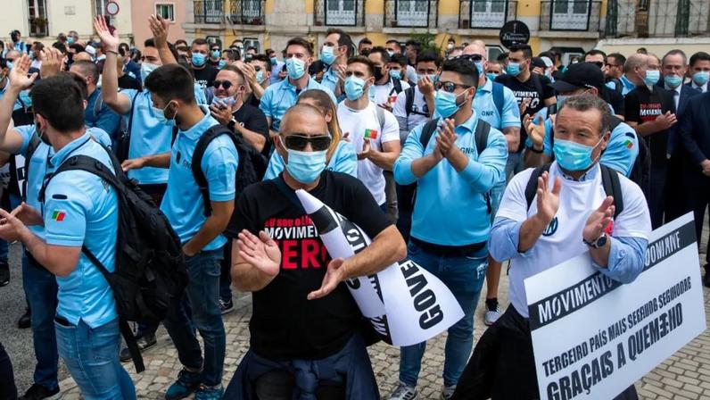 Protesto de polícias em frente à AR