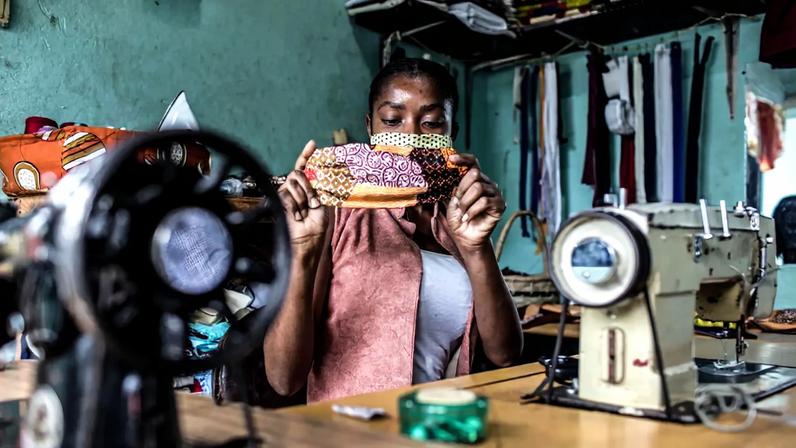 Alunas costuram em Moçambique