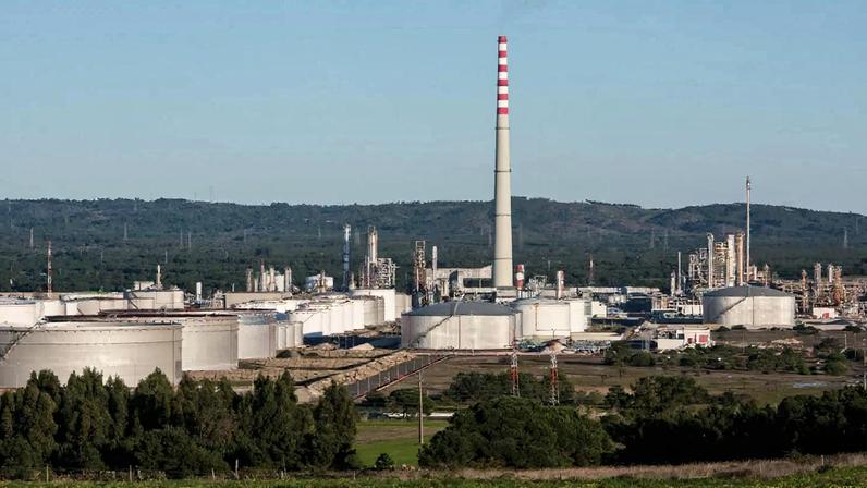 China exige que refinarias privadas mantenham produção a todo o custo