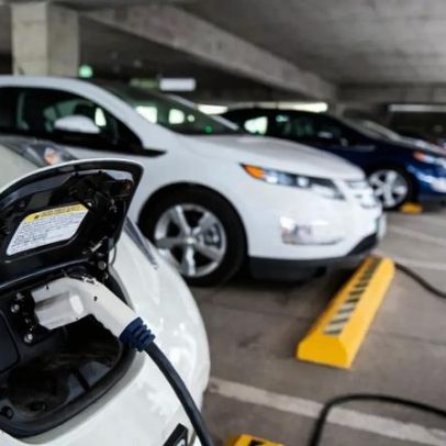 Venda de carros novos na UE sobe 4% até março com elétricos e híbridos em foco