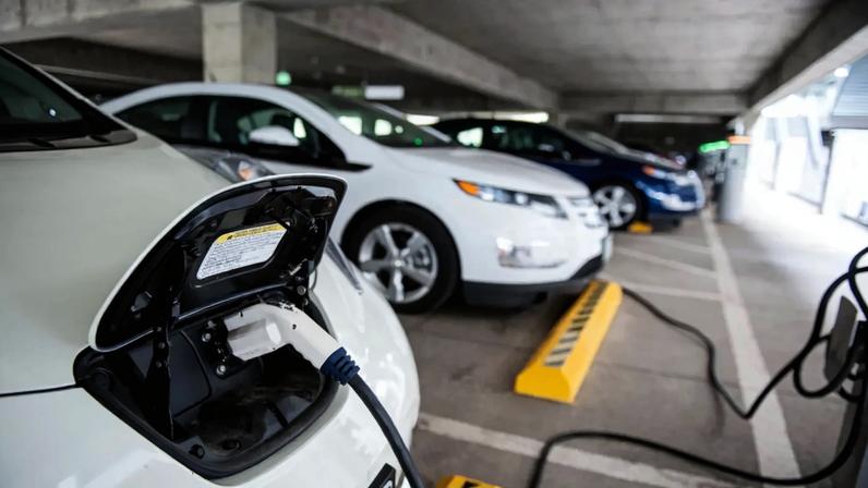 Venda de carros novos na UE sobe 4% até março com elétricos e híbridos em foco