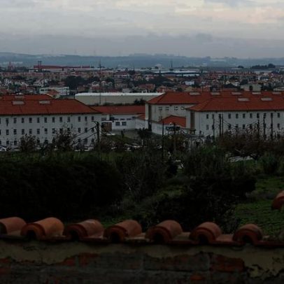 Aguardente, telemóveis e droga encontrados em terreno da cadeia de Sintra