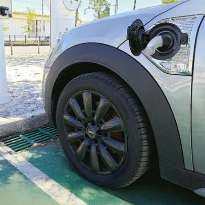 Vendas de carros eletrificados sobem com subida dos preços dos combustíveis