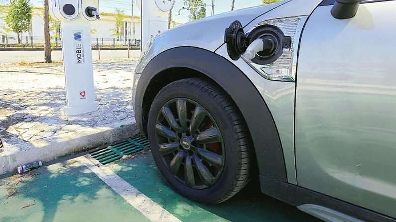 Vendas de carros eletrificados sobem com subida dos preços dos combustíveis