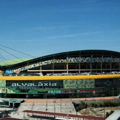 Sporting-Benfica adiado para as 18h15 devido ao atraso da equipa