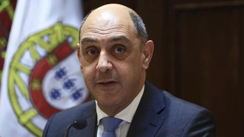 Ex-ministro rejeita que atraso no concurso dos helicópteros do INEM tenha causas financeiras